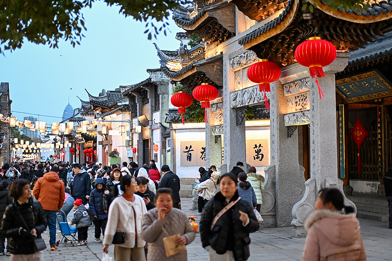 Kota Kuno Huishan di Wuxi, Provinsi Jiangsu, diterangi dengan lampu Festival Musim Semi pada tanggal 25 Januari 2025. /VCG