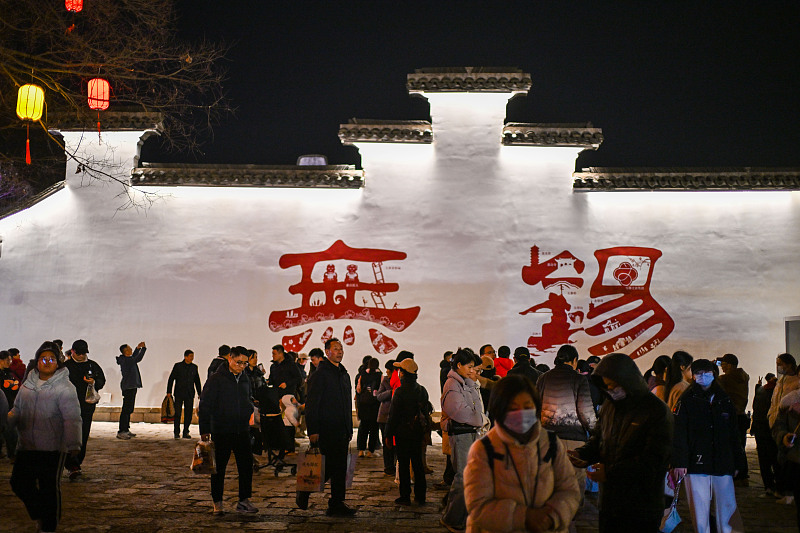 Kota Kuno Huishan di Wuxi, Provinsi Jiangsu, diterangi dengan lampu Festival Musim Semi pada tanggal 25 Januari 2025. /VCG