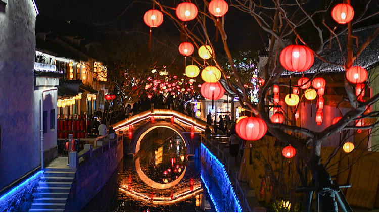 Wuxi's Huishan Ancient Town shines in the lead-up to Spring Festival