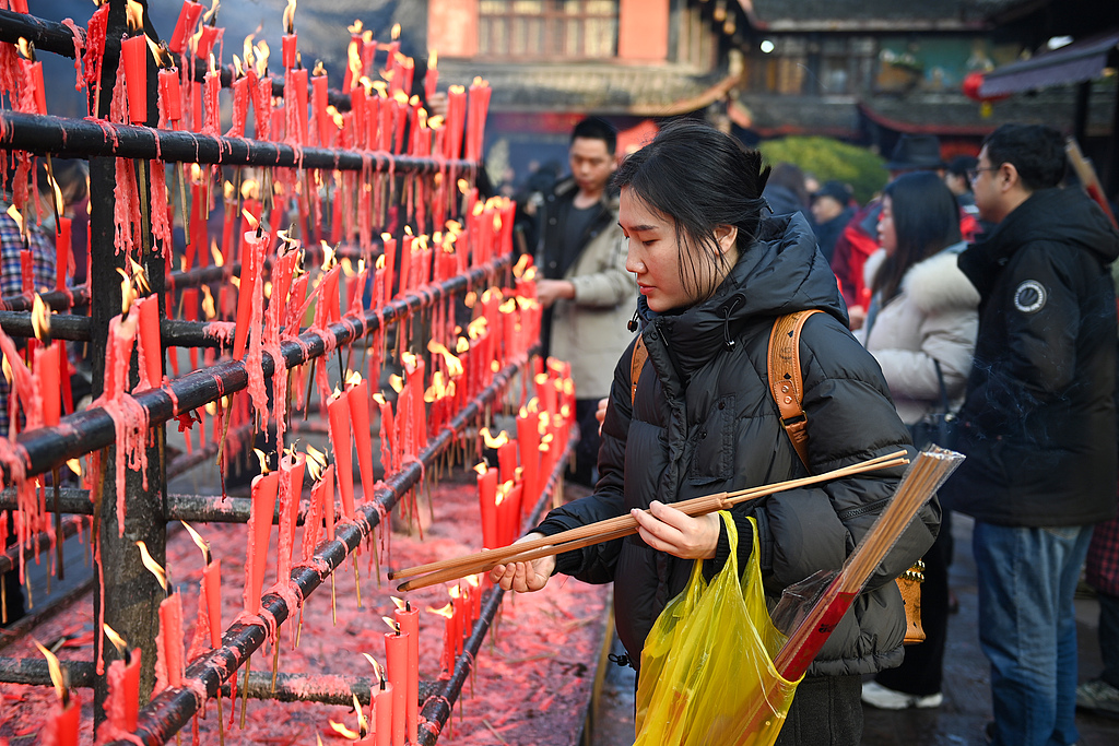 visit relatives in chinese new year