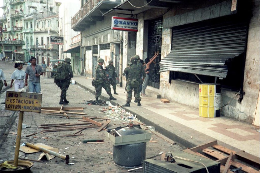 Pada tahun 1989, tentara AS menggeledah pejalan kaki di Kota Panama, Panama. /Xinhua