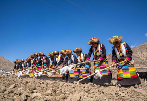 Farmers participate in a ceremony marking the start of spring farming in Gyaimain Village in Qonggyai County of Shannan, southwest China's Xizang Autonomous Region, March 16, 2024. /Xinhua