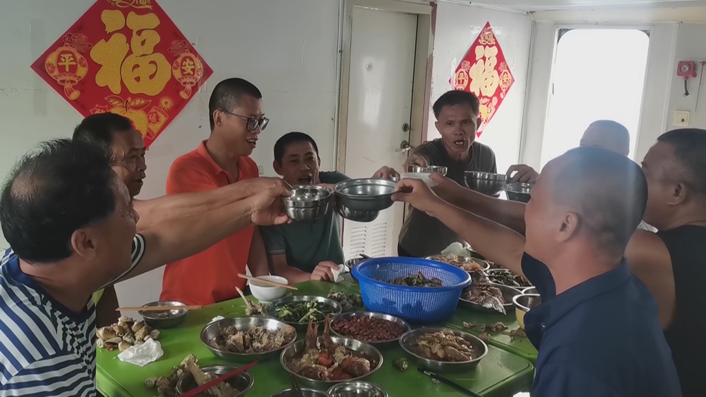 Para nelayan sedang makan di atas perahu. /CMG