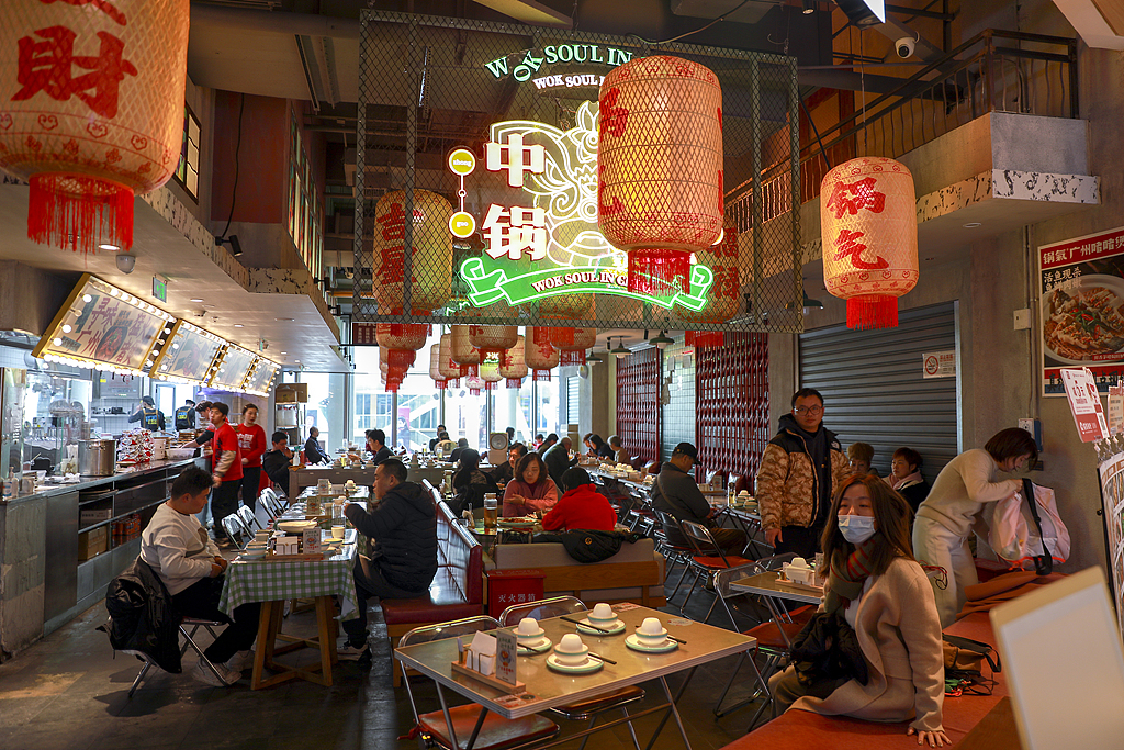 A restaurant is crowded with customers during the Spring Festival holiday in Shanghai on February 4, 2025. /VCG