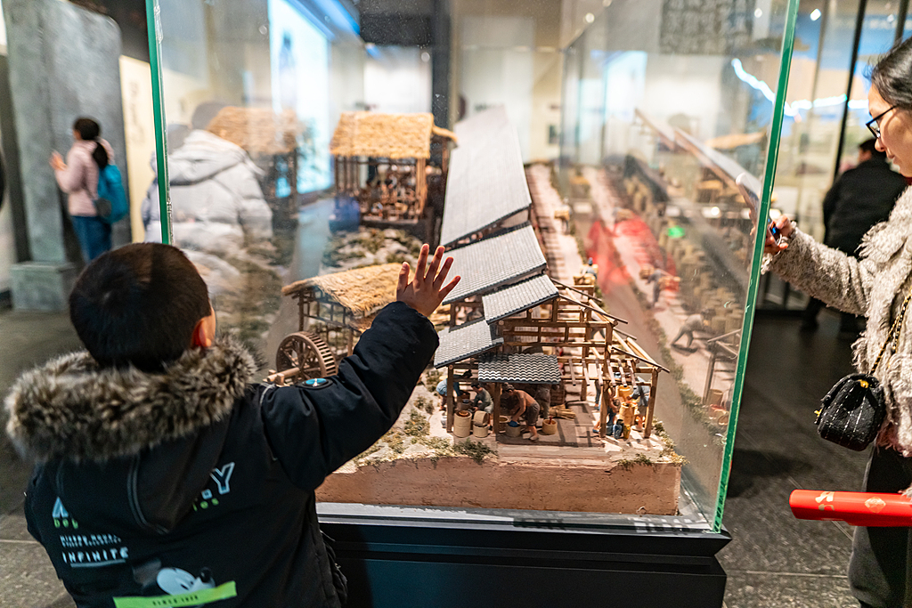 A child admires an exhibit at the Shaoxing Museum during the Spring Festival holiday in Shaoxing, Zhejiang Province, on February 2, 2025. /VCG