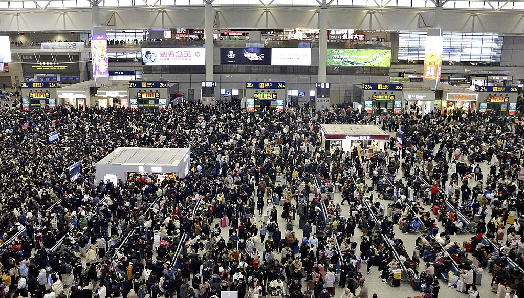 As the Spring Festival holiday comes to an end, large numbers of travellers gather at the Shanghai Hongqiao Station in Shanghai, China, on February 5, 2024. /VCG