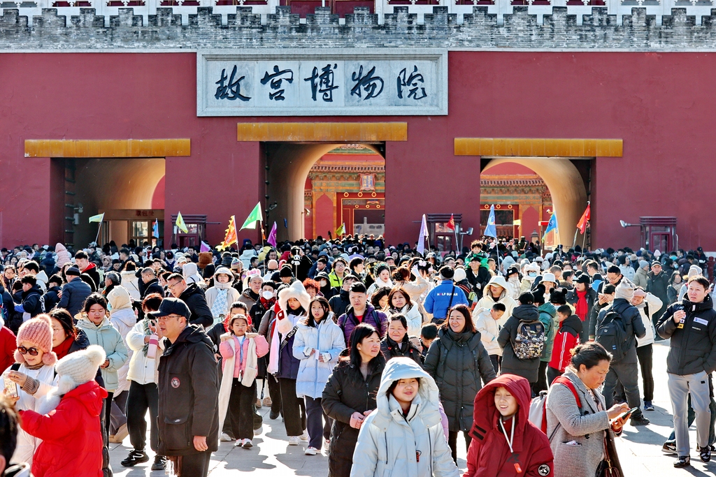 Foto yang diambil pada tanggal 2 Februari 2025, menunjukkan wisatawan mengunjungi Museum Istana di Beijing, Tiongkok. /VCG