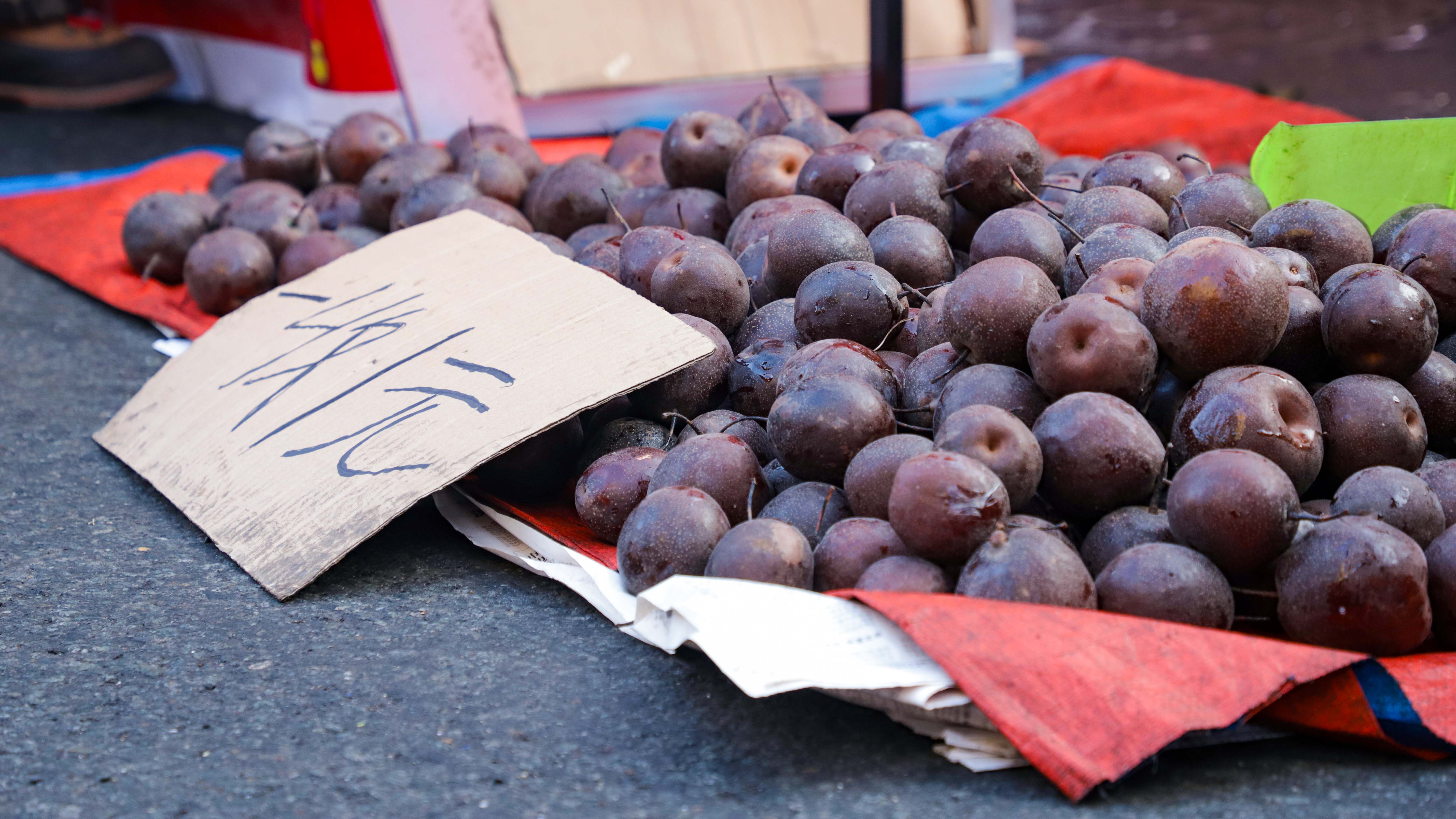 Frozen fruit, a popular winter treat in Harbin