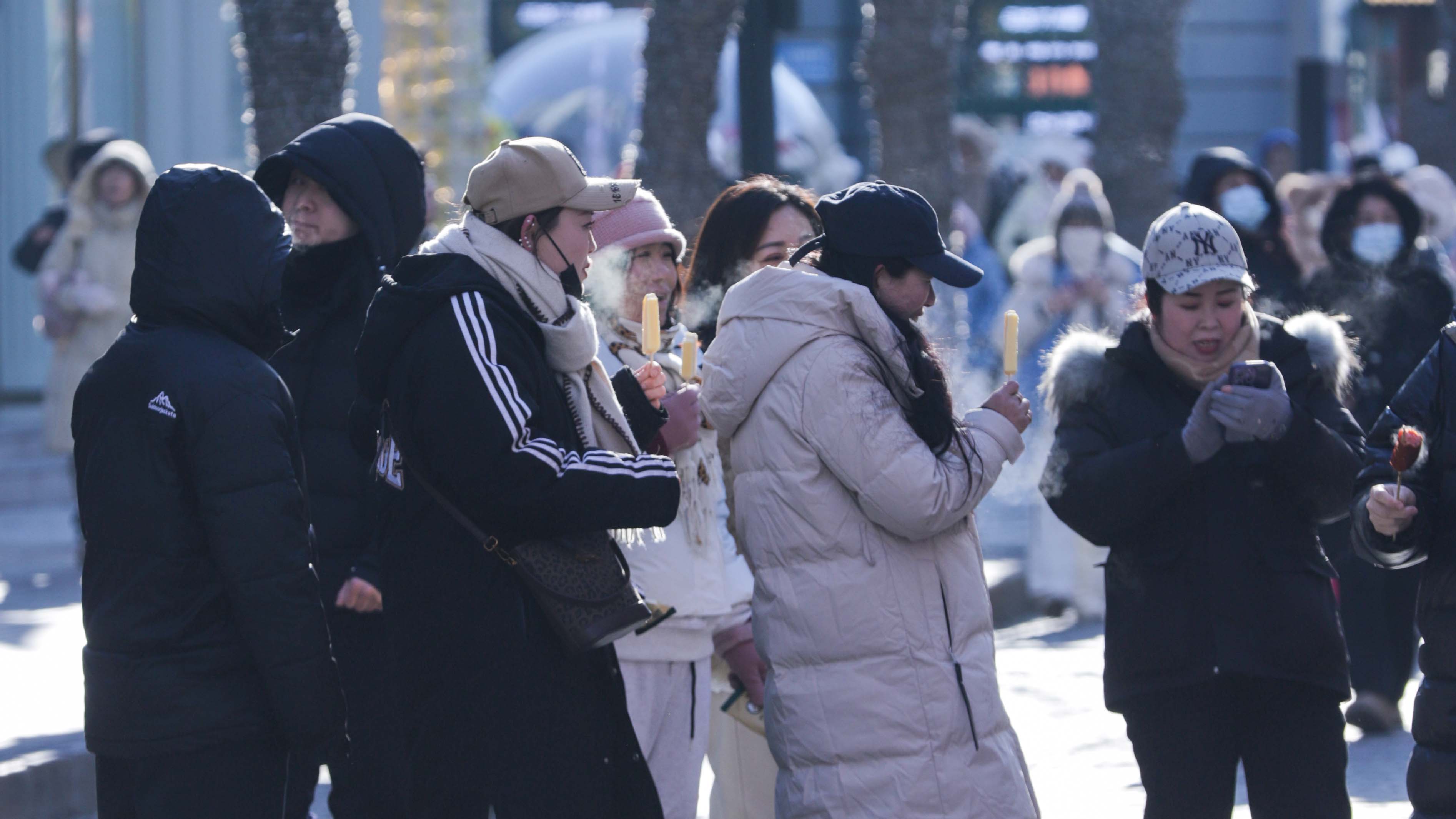 People savor iconic popsicles in Harbin