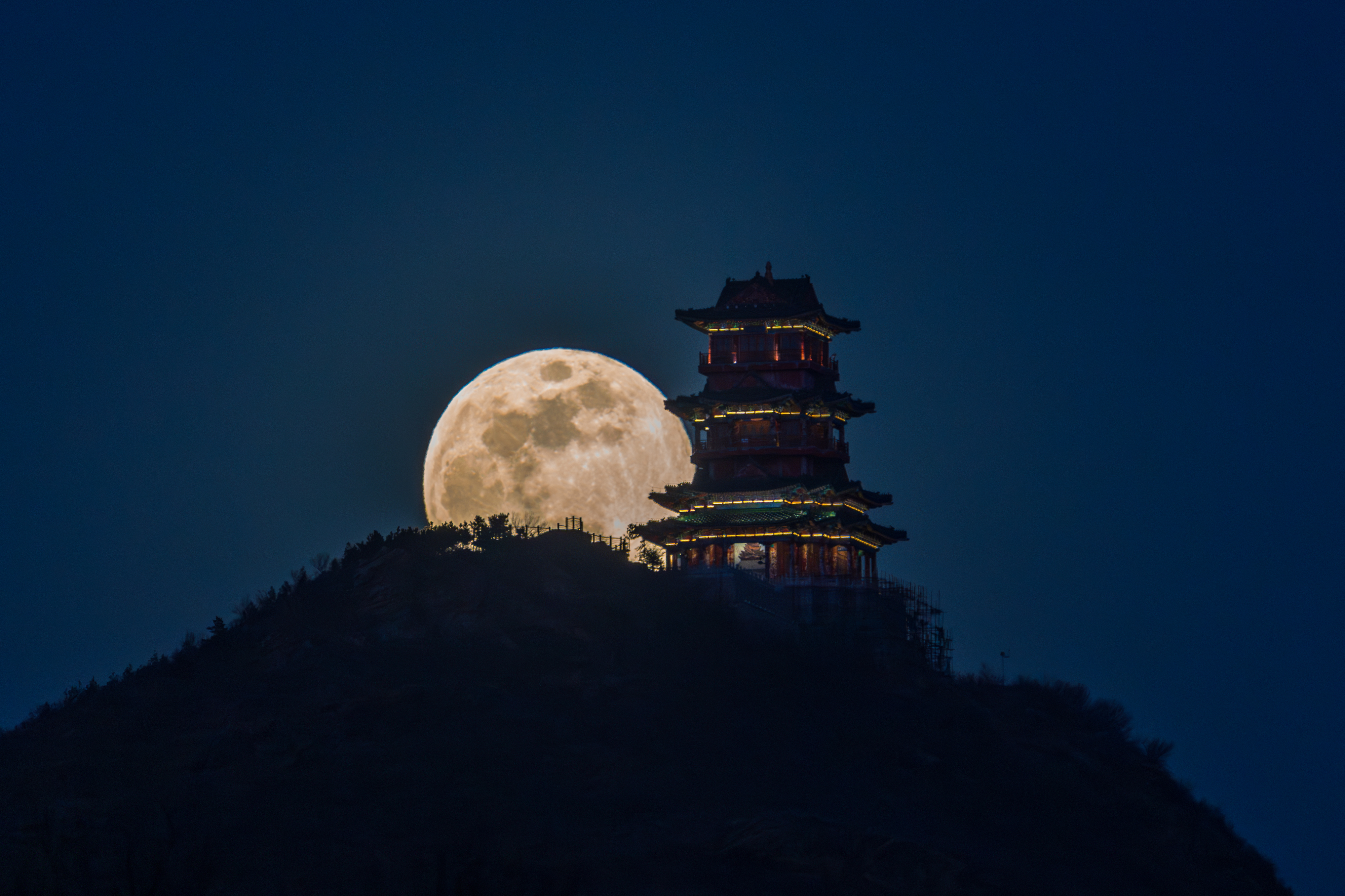Full moon shines at Dingdu Pavilion in Beijing during Lantern Festival