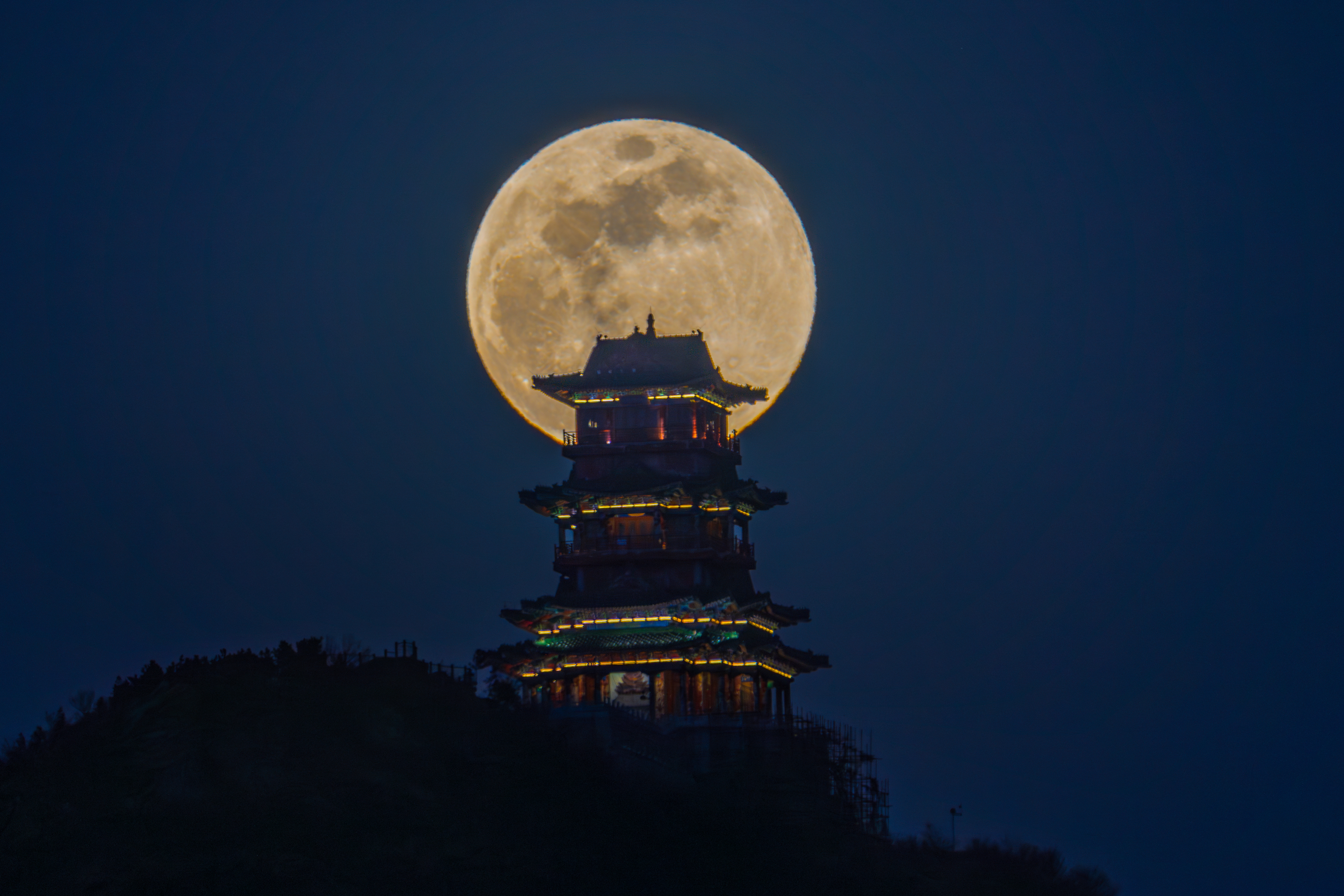 Full moon shines at Dingdu Pavilion in Beijing during Lantern Festival