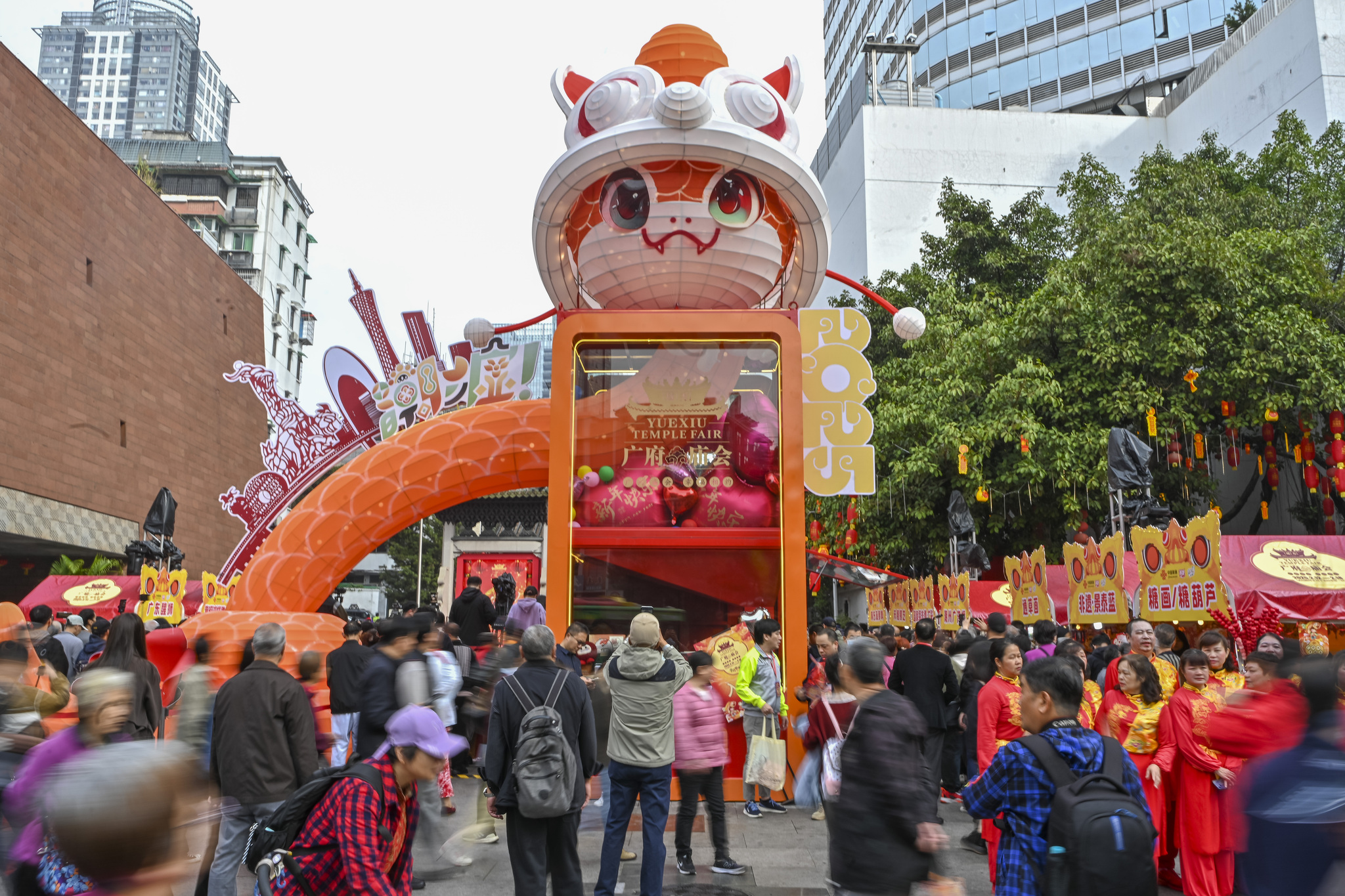 Pengunjung terlihat di Pameran Kuil Guangfu di Guangzhou, Provinsi Guangdong pada tanggal 12 Februari 2025. /VCG