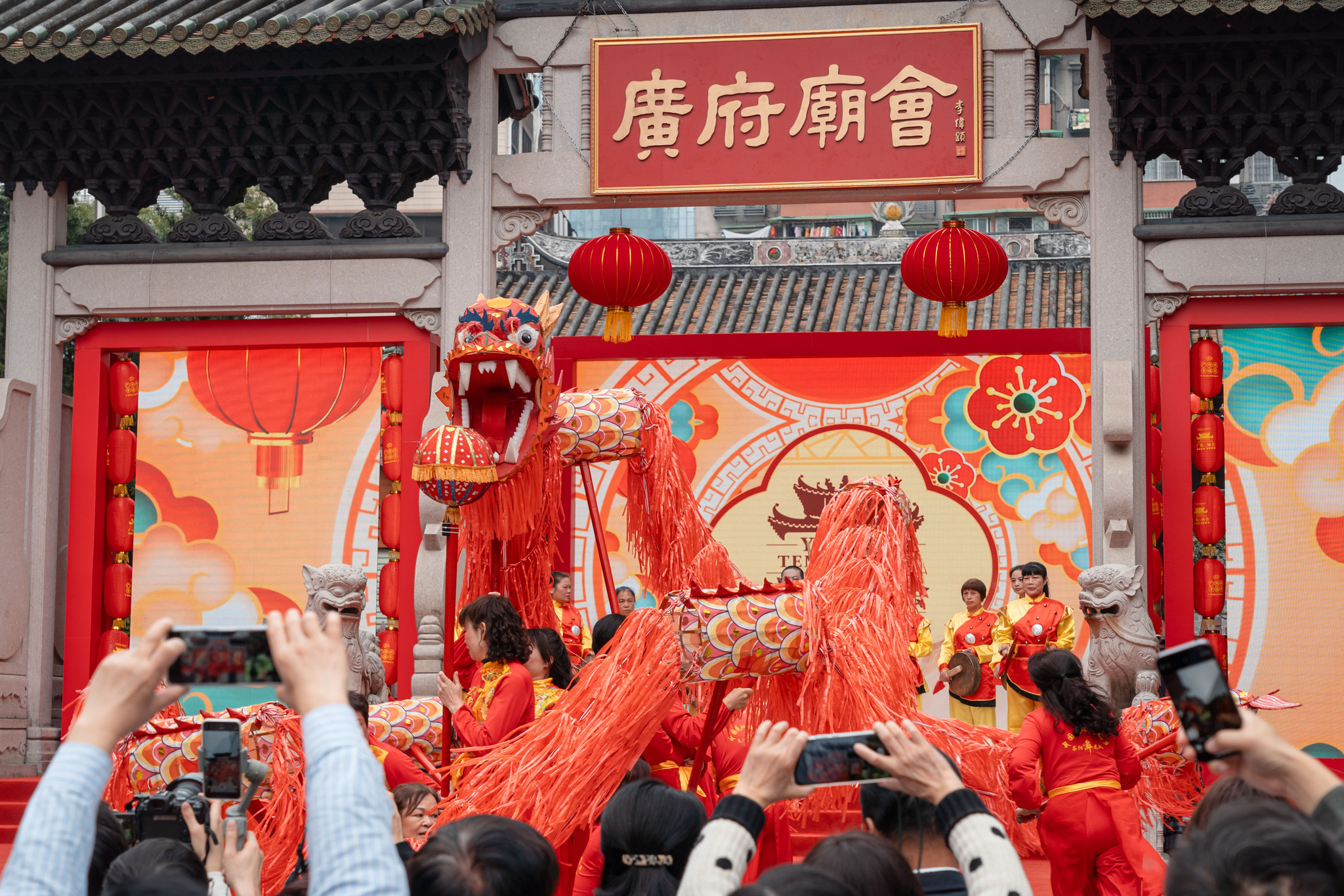 Tarian naga ditampilkan di Pameran Kuil Guangfu di Guangzhou, Provinsi Guangdong pada tanggal 12 Februari 2025. /VCG