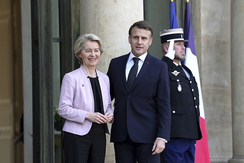 French President Emmanuel Macron (R) welcomes European Commission President Ursula von der Leyen at the Elysee Palace in Paris, February 17, 2025. /CFP