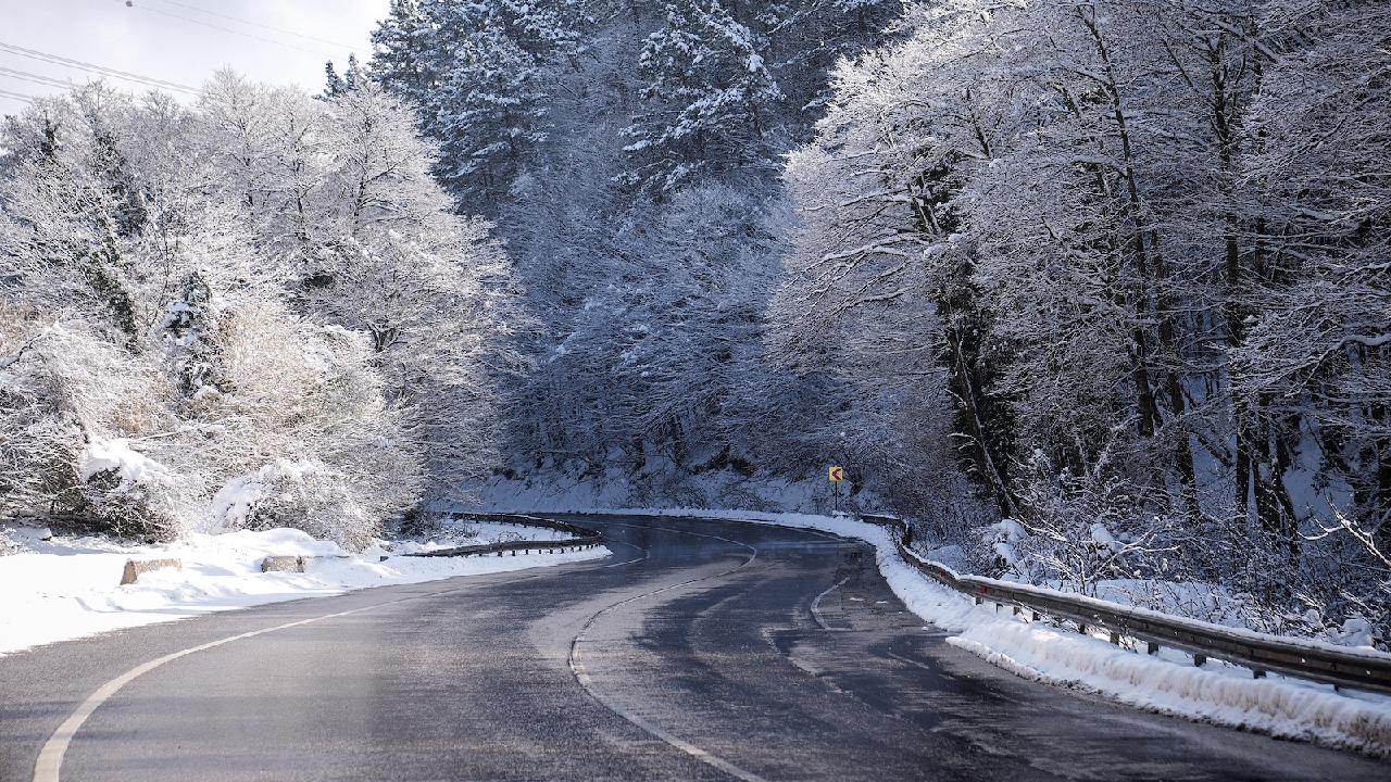 Over 2,000 roads across 18 Türkiye provinces blocked by heavy snowfall