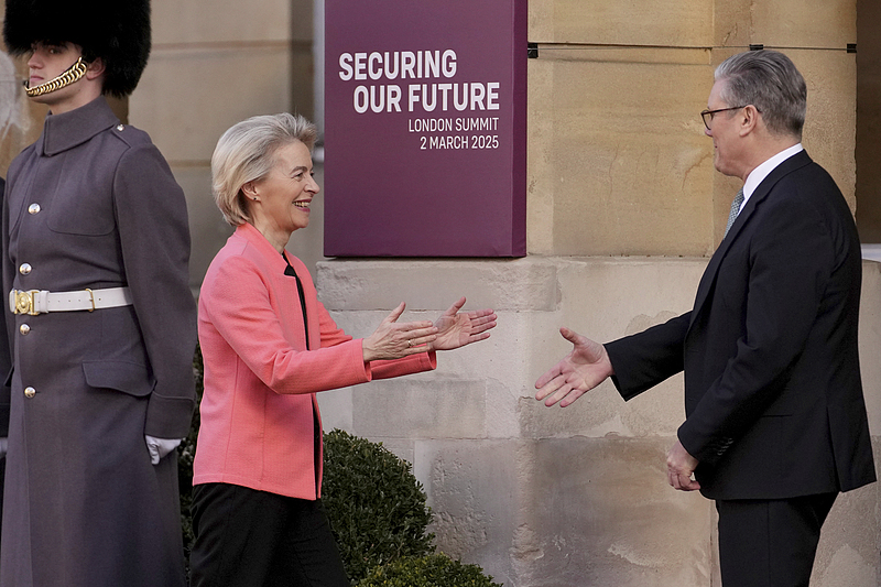 Britain's Prime Minister Keir Starmer (R) greets European Commission President Ursula von der Leyen at Lancaster House in London, March 2, 2025. /VCG