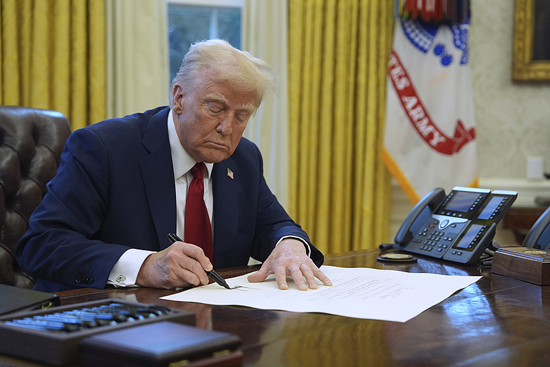 U.S. President Donald Trump signs a document in the Oval Office at the White House in Washington, D.C., January 30, 2025. /CFP
