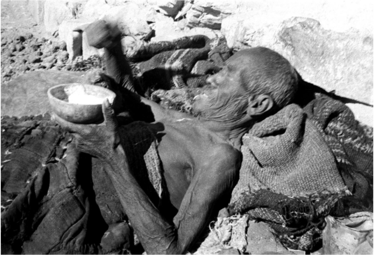 An old man who suffered from hunger and illness begging on the street in Lhasa before the democratic reform in Xizang in 1959. /Xinhua 