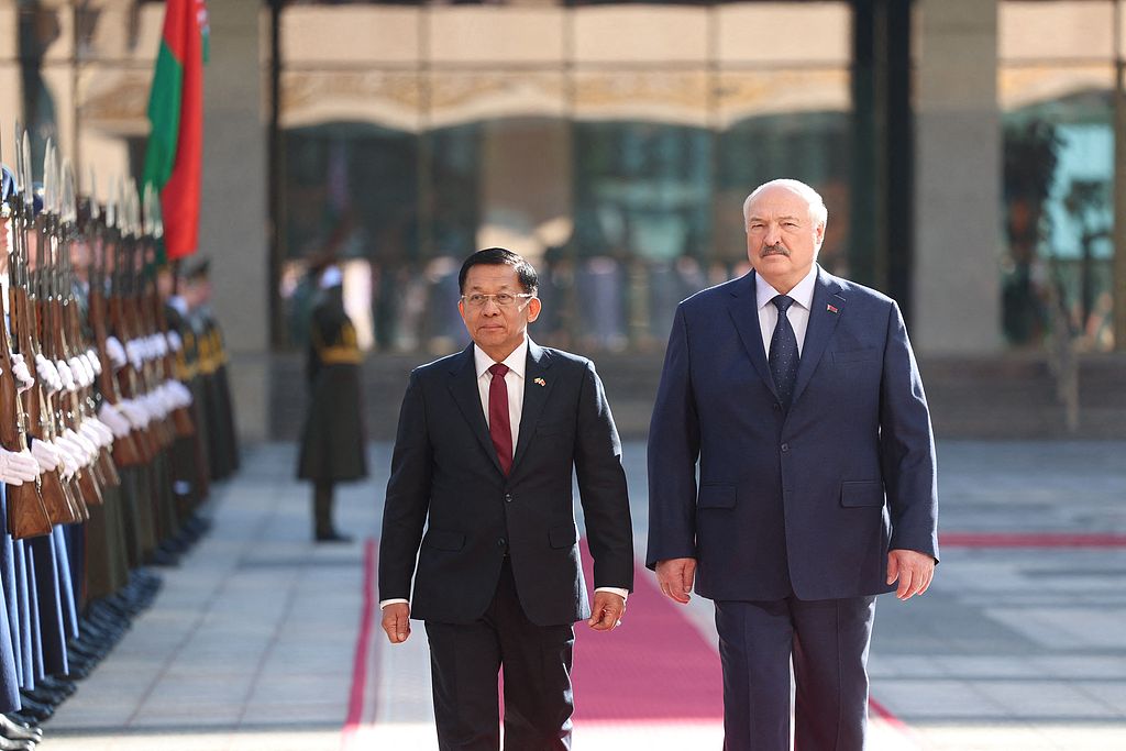 Myanmar military chief Min Aung Hlaing (L) with Belarusian President Alexander Lukashenko in Minsk, Belarus on March 7, 2025. /CFP

