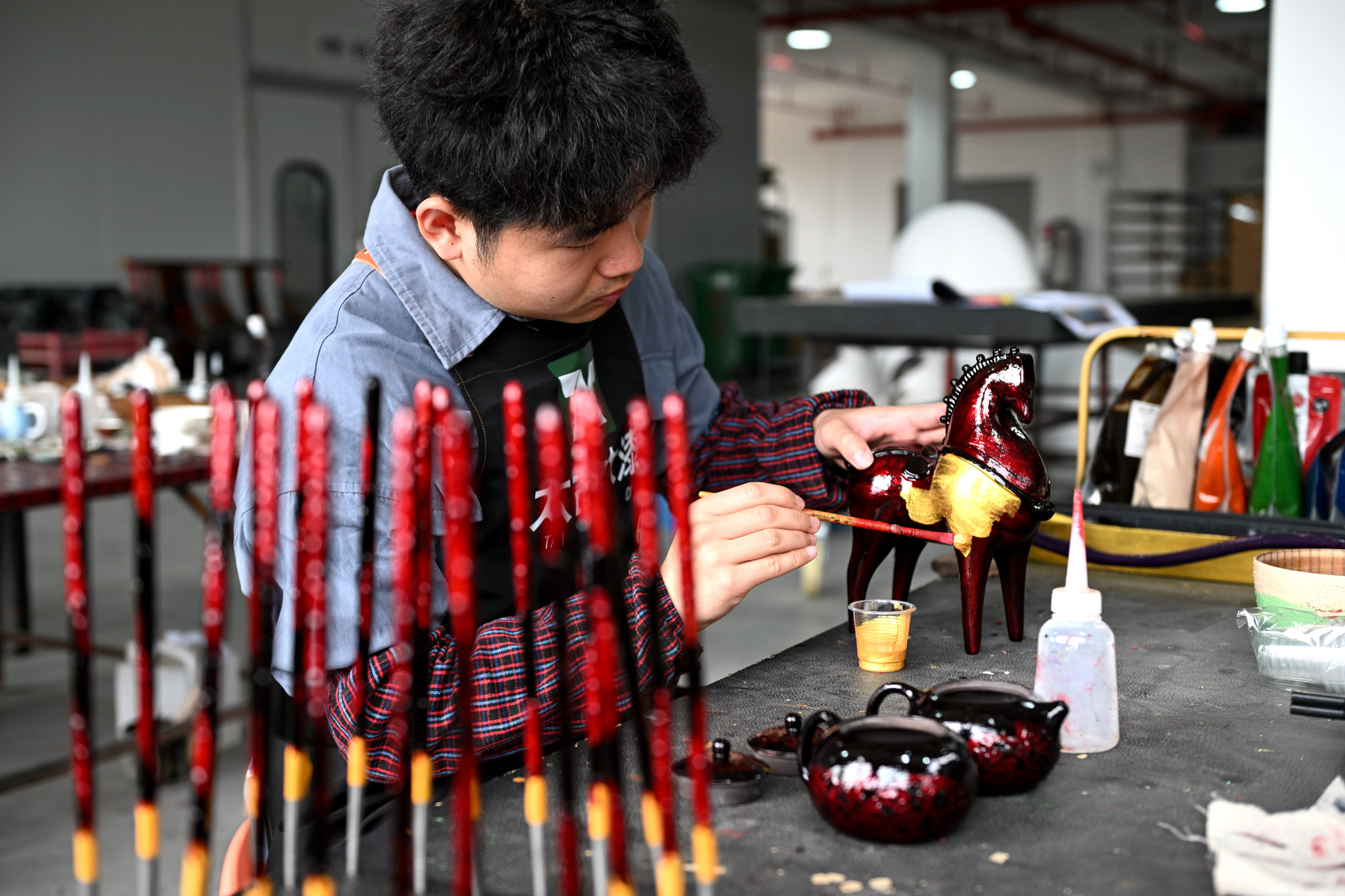 Lacquer artists work on bringing vibrant creations to life at a workshop in Fuzhou, Fujian Province, March 13, 2025. /VCG