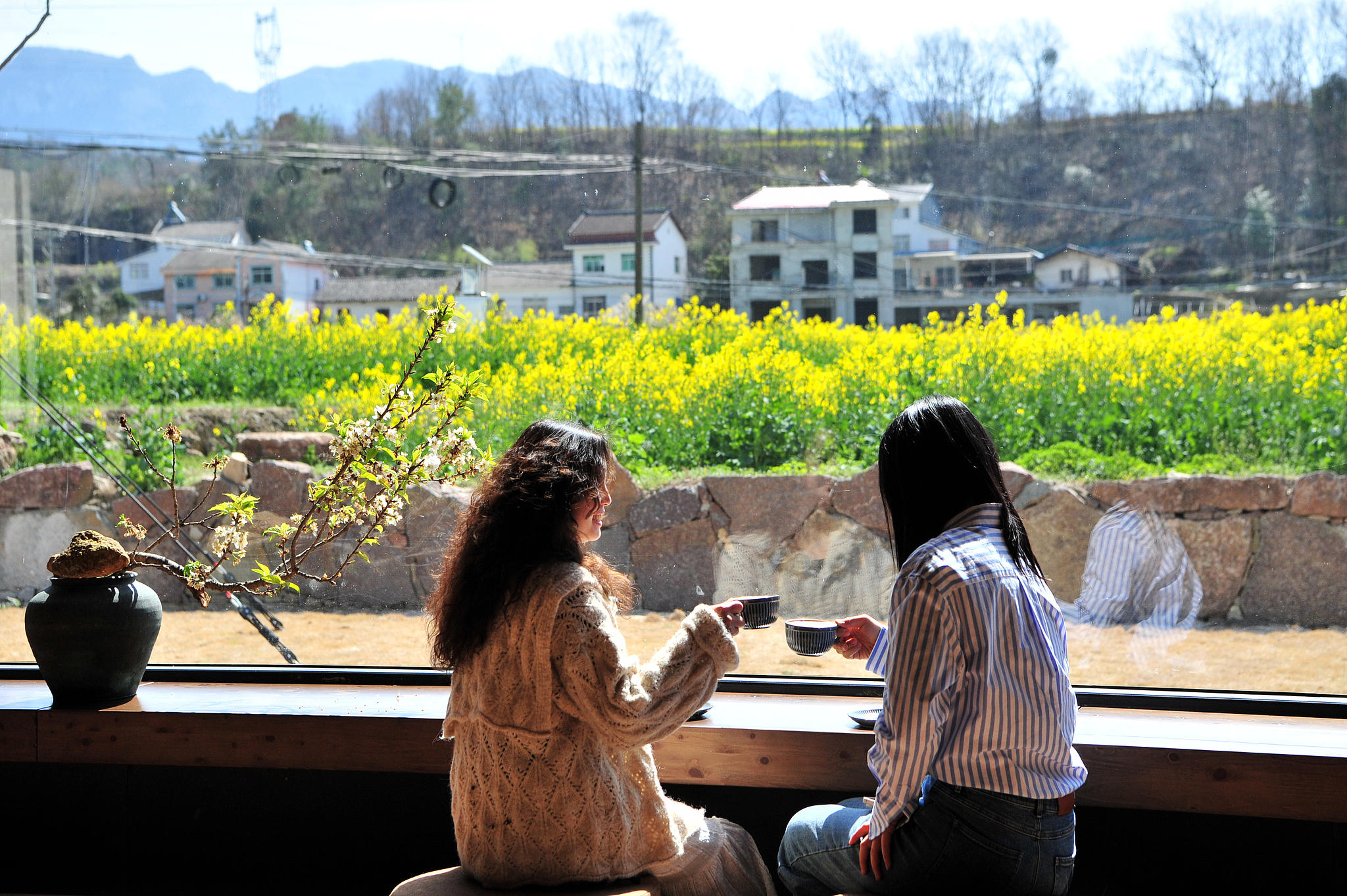 People enjoy coffee at a cafe in Nanya Village in Yichang, Hubei Province on March 18, 2025. /VCG