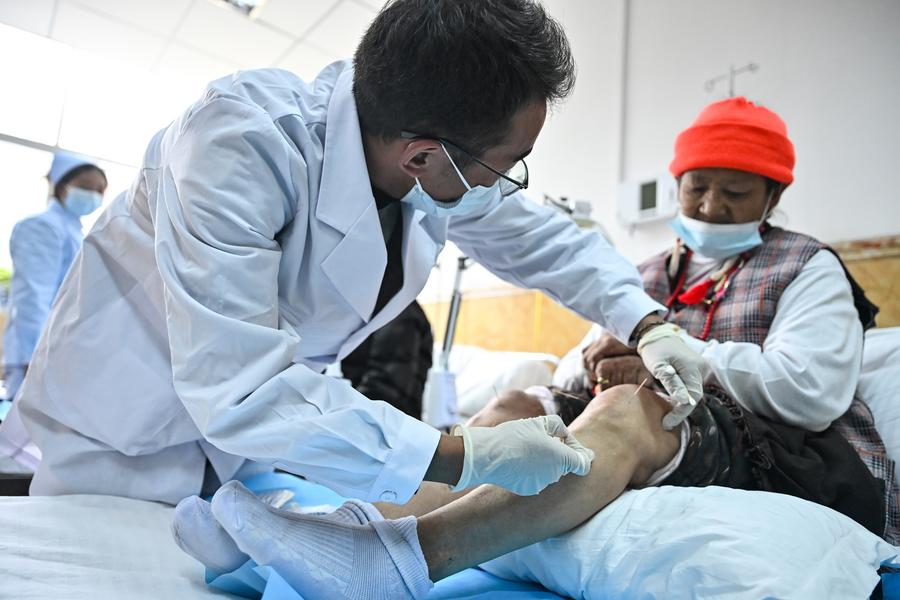 A doctor from a Tibetan medicinal hospital provides acupuncture treatment to a Tibetan woman at a care center in Ngari Prefecture, southwest China's Xizang Autonomous Region, September 14, 2024. /Xinhua