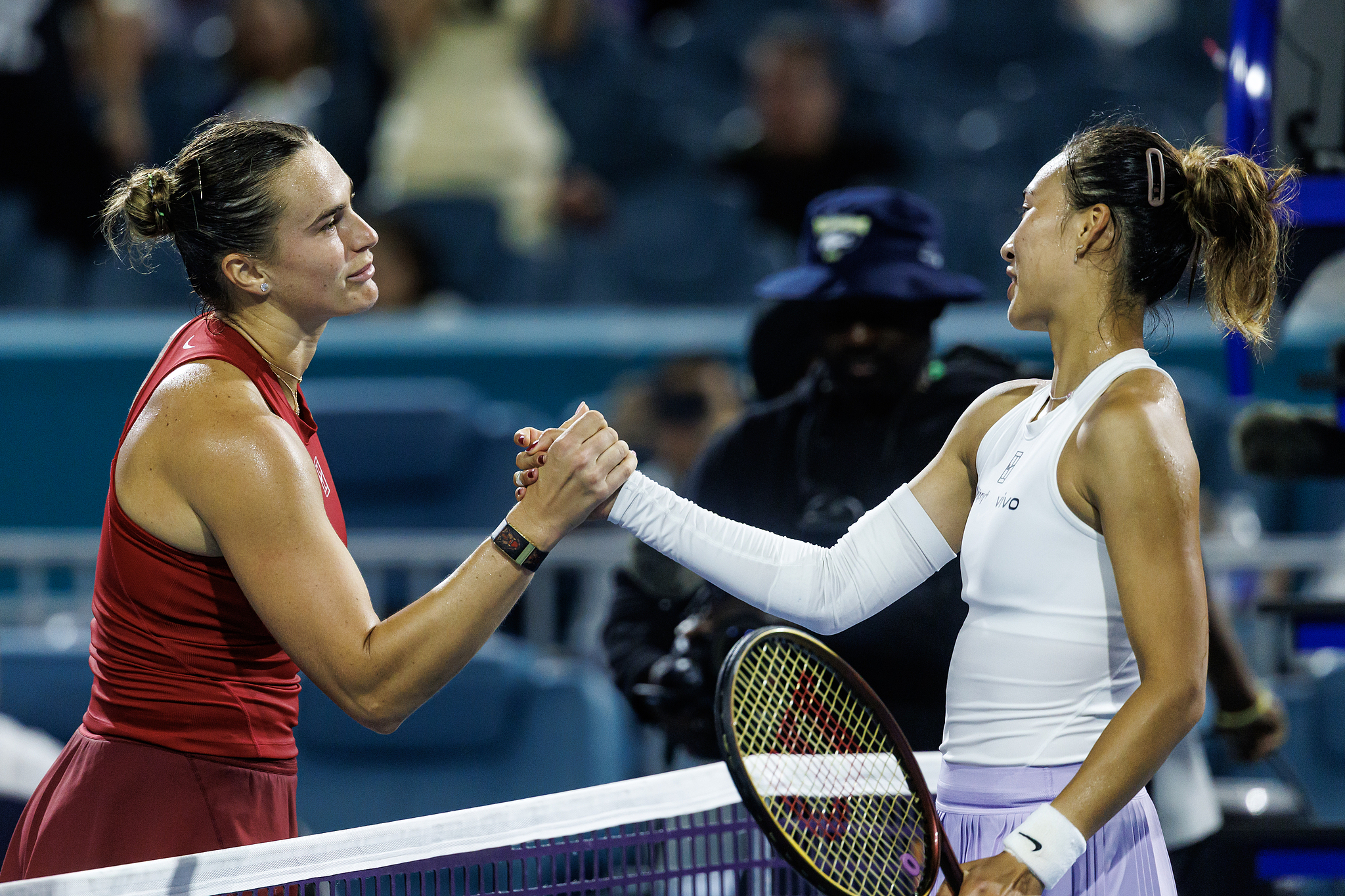 Aryna Sabalenka (L) of Belarus and Zheng Qinwen of China shake hands with each other after Sabalenka's 6-2, 7-5 win in the women's singles match at the Miami Open in Miami, Florida, March 25, 2025. /VCG