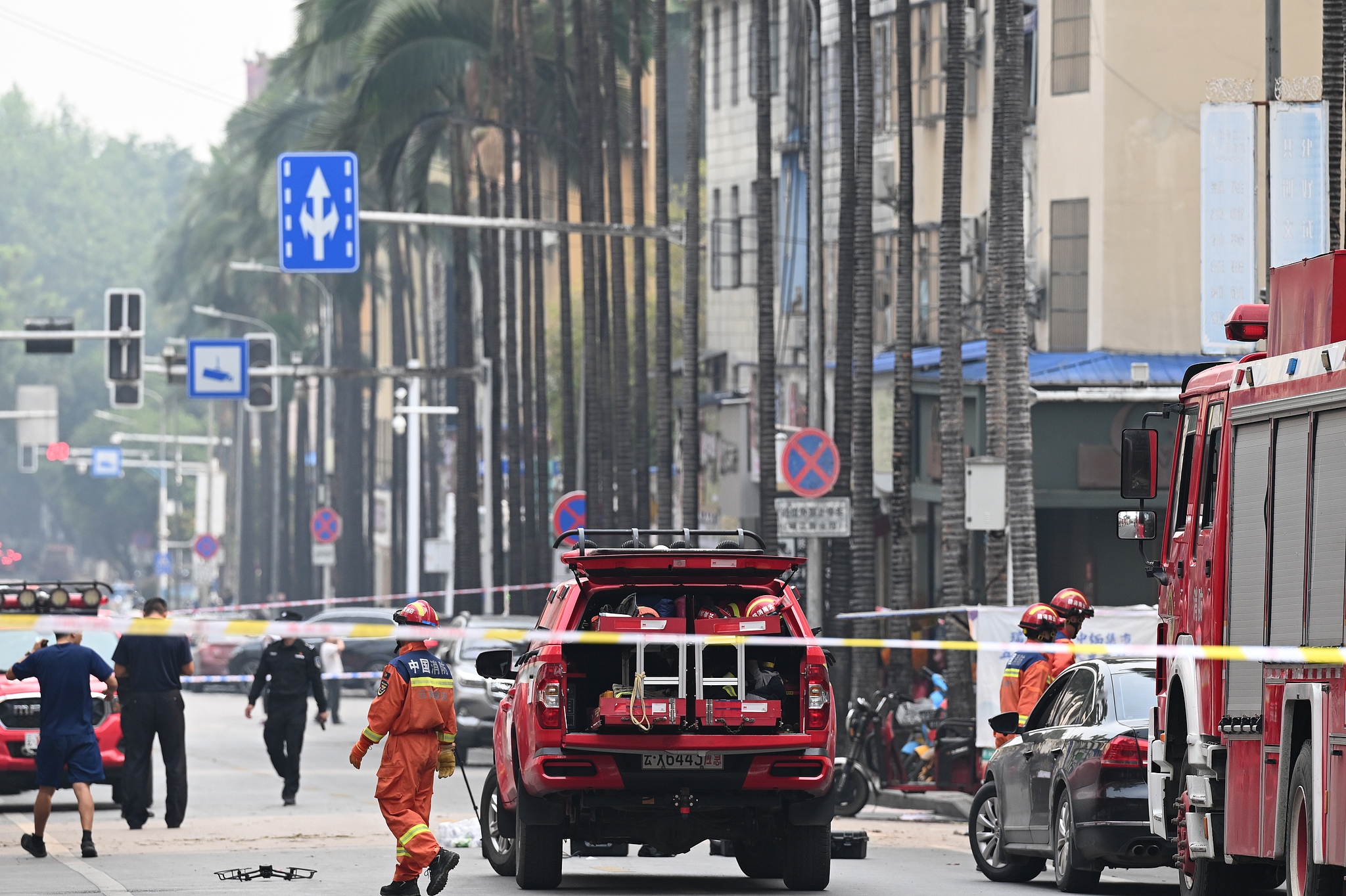 Chinese rescuers assess the aftermath of the earthquake in Ruili City, SW China's Yunnan Province, March 28, 2025. /VCG