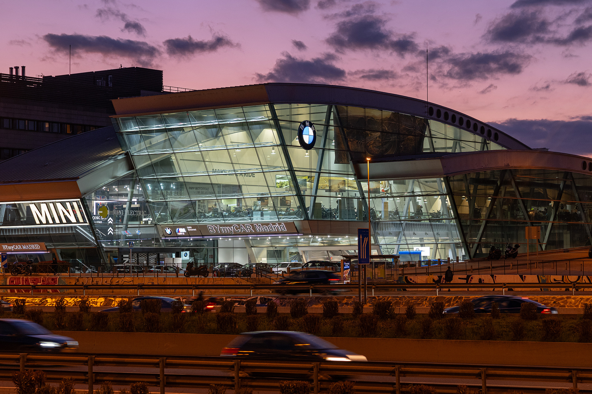 Traffic near a BMW AG showroom in Madrid, Spain, March 28, 2025. /VCG