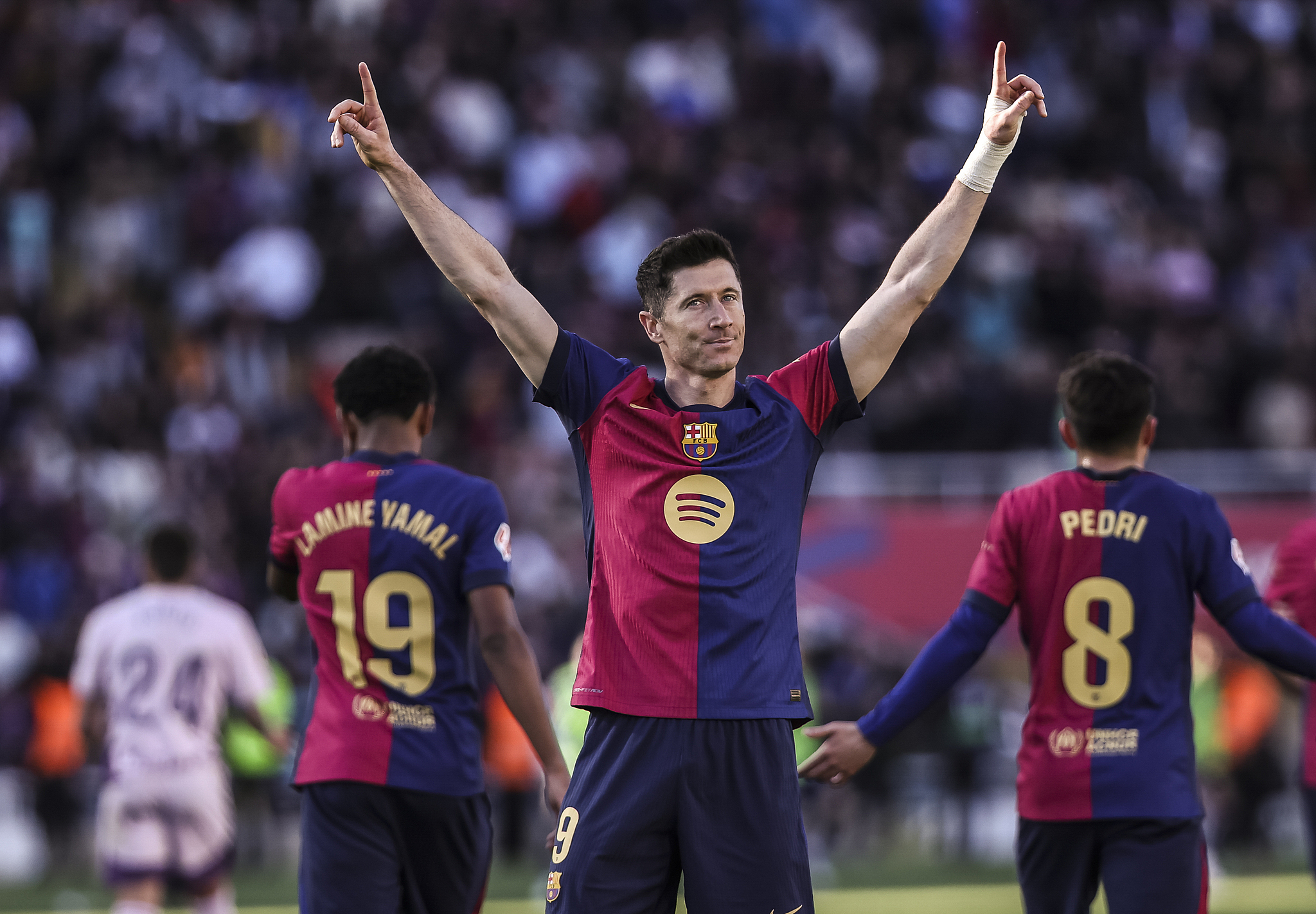 Robert Lewandowski (C) of Barcelona celebrates after scoring a goal against Girona in a La Liga match at Estadi Olimpic Lluis Companys in Barcelona, Spain, March 30, 2025. /VCG