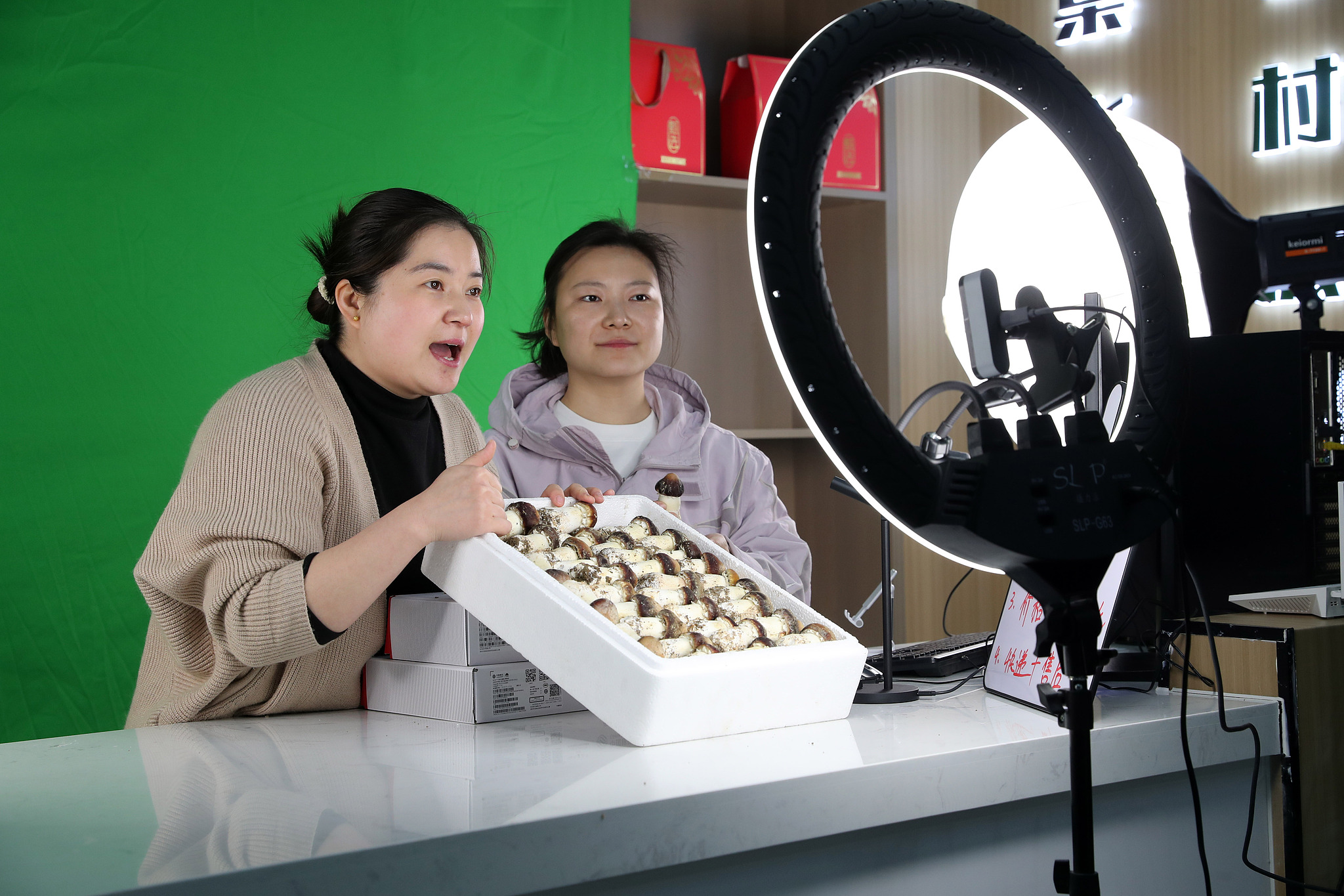 E-commerce anchors promote agricultural products through live-streaming in Bozhou City, east China's Anhui Province, April 2, 2025. /VCG