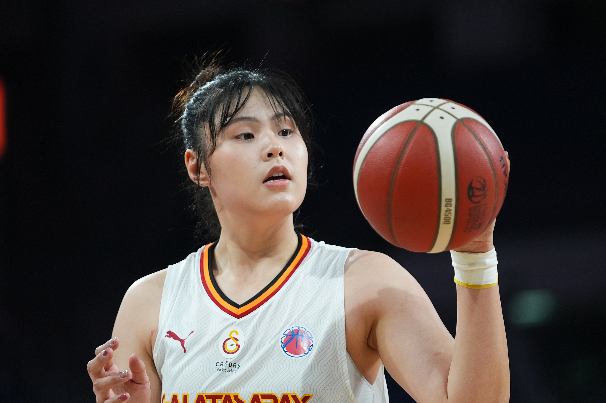Chinese player Li Yueru of Galatasaray Cagdas Faktoring in action in the EuroCup Women playoff first-round game against KKZ Crvena Zvezda Meridianbet at Sinan Erdem Dome in Istanbul, Türkiye, December 18, 2024. /VCG