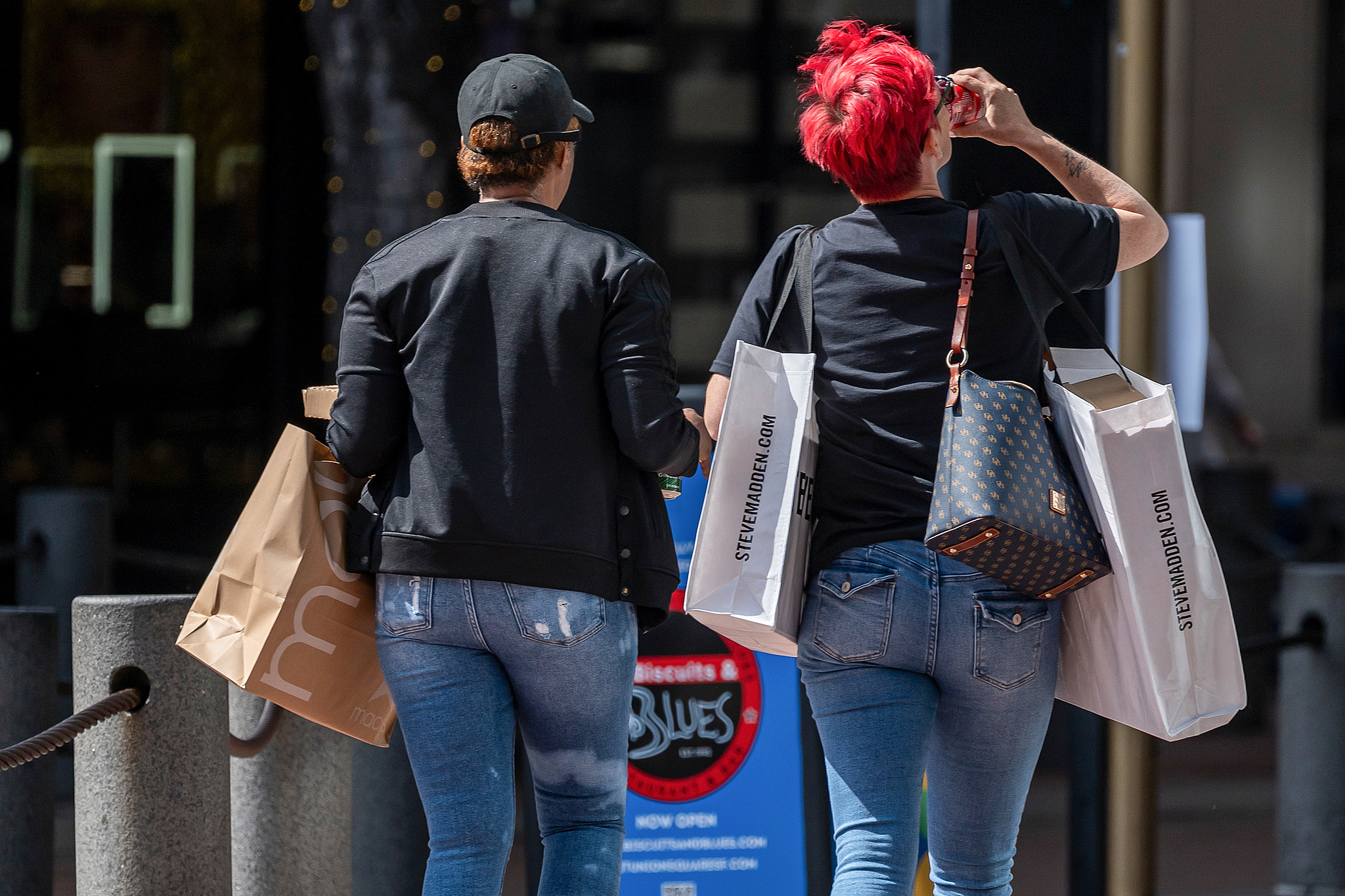 Shoppers carrying shopping bags in San Francisco, California, US, on April 15, 2025. /VCG