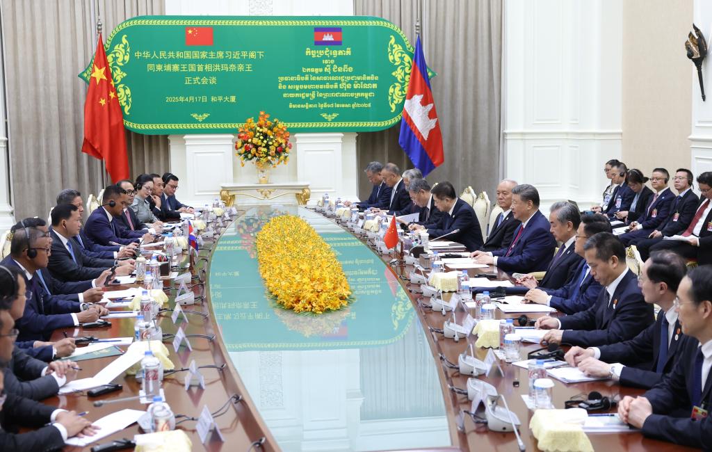 Chinese President Xi Jinping holds talks with Cambodian Prime Minister Hun Manet at the Peace Palace in Phnom Penh, Cambodia, April 17, 2025. /Xinhua