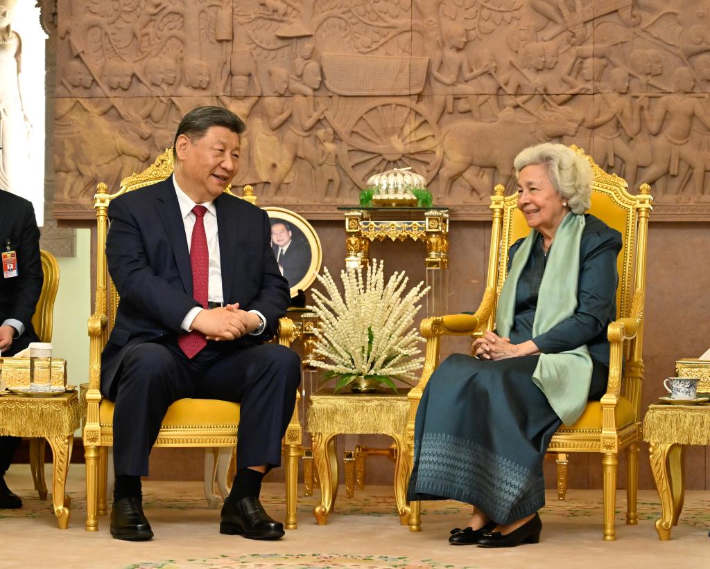 Chinese President Xi Jinping meets with Cambodia's Queen Mother Norodom Monineath Sihanouk at the Royal Palace in Phnom Penh, Cambodia, April 17, 2025. /Xinhua