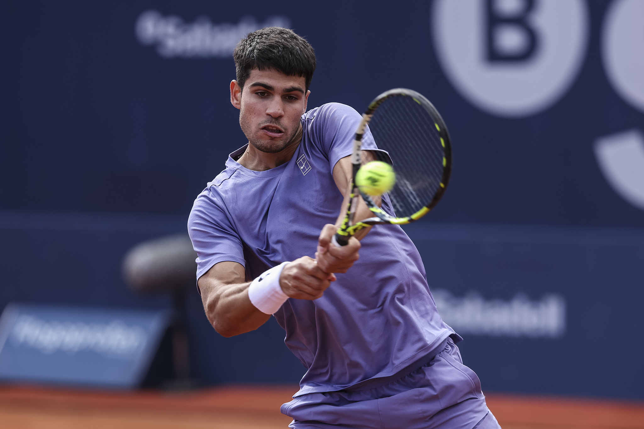 Carlos Alcaraz of Spain hits a shot in the men's singles match against Laslo Djere of Serbia at the Barcelona Open Banc Sabadell in Barcelona, Spain, April 17, 2025. /VCG