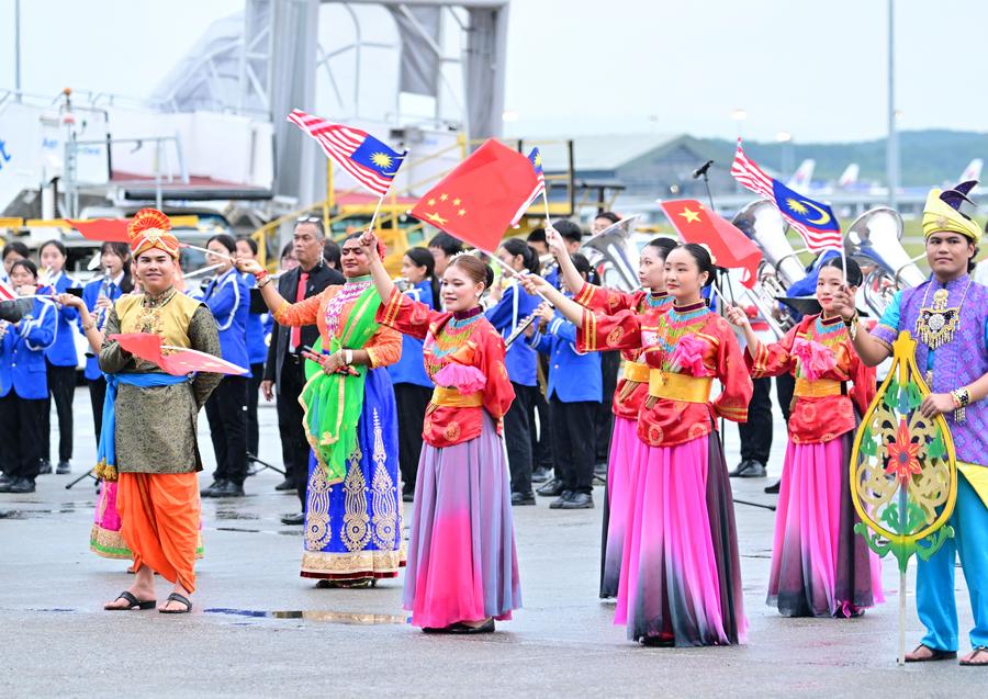People welcome Chinese President Xi Jinping in Kuala Lumpur, Malaysia, April 15, 2025. /Xinhua