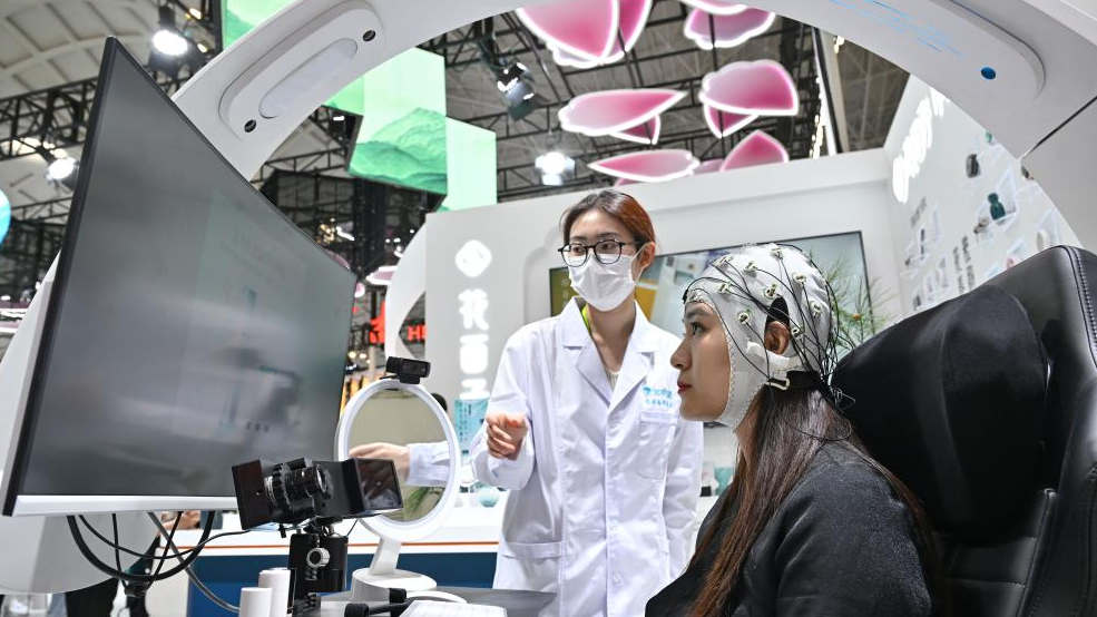 An exhibitor demonstrates a multi-dimensional holographic AI sensory behavior research system for beauty products at the 5th China International Consumer Products Expo (CICPE) in Haikou, south China's Hainan Province, April 13, 2025. /Xinhua