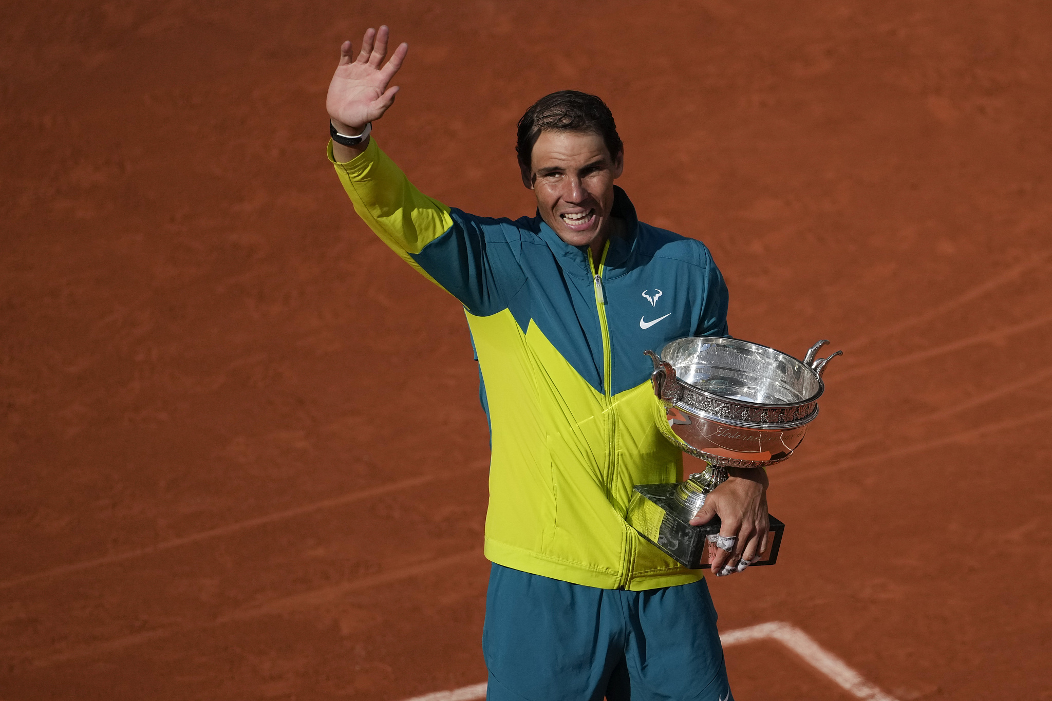 Rafael Nadal of Spain celebrates winning the Fren Open men's singles title at Roland Garros in Paris, France, June 5, 2022. /VCG