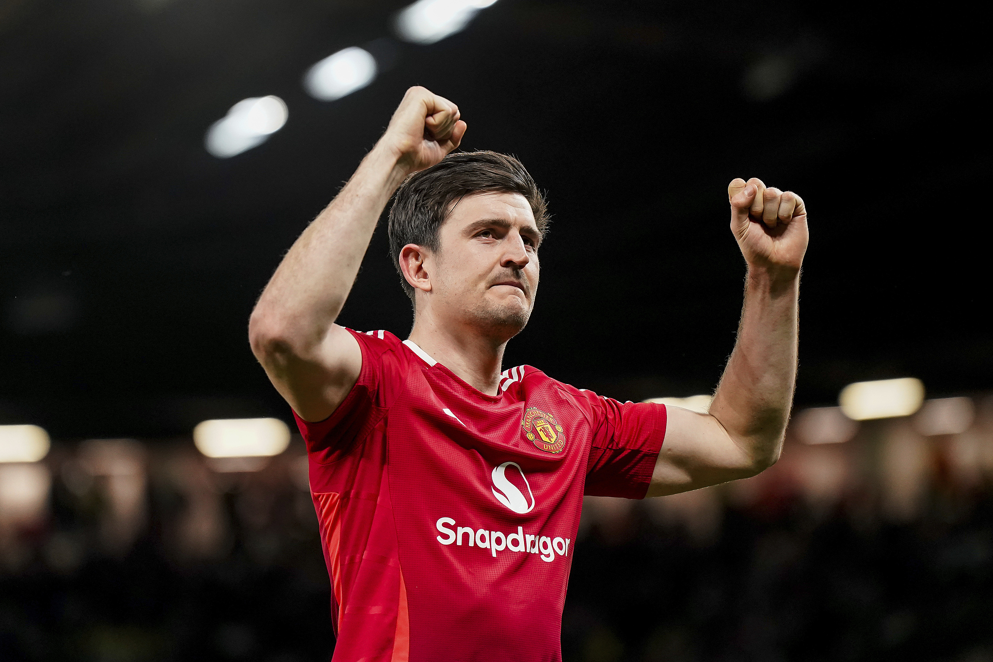 Harry Maguire of Manchester United celebrates after scoring a goal during extra time in the second-leg game of the UEFA Europa League quarterfinals against Olympique Lyonnais at Old Trafford in Manchester, England, April 17, 2025. /VCG