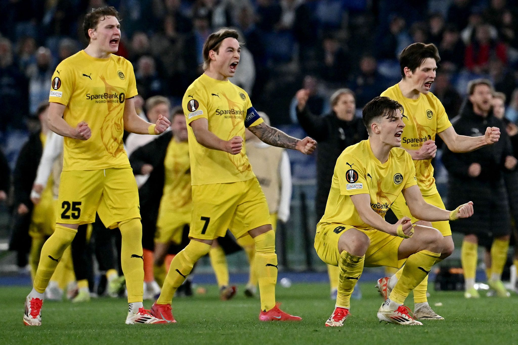 Players of Bodo/Glimt react after their goalkeeper Nikita Haikin saves a shot in penalty shoot-out in the seocnd-leg game of the UEFA Europa League quarterfinals against SS Lazio at Stadio Olimpico in Rome, Italy, April 17, 2025. /VCG