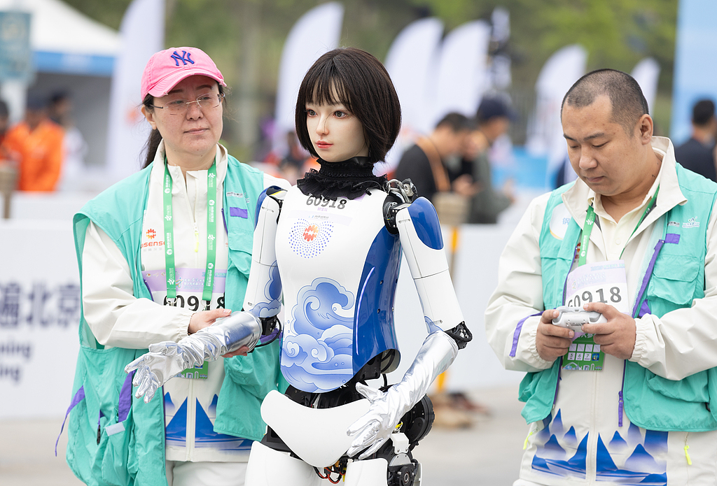 The world's first humanoid robot half-marathon kicks off in Beijing, April 18, 2025. /VCG