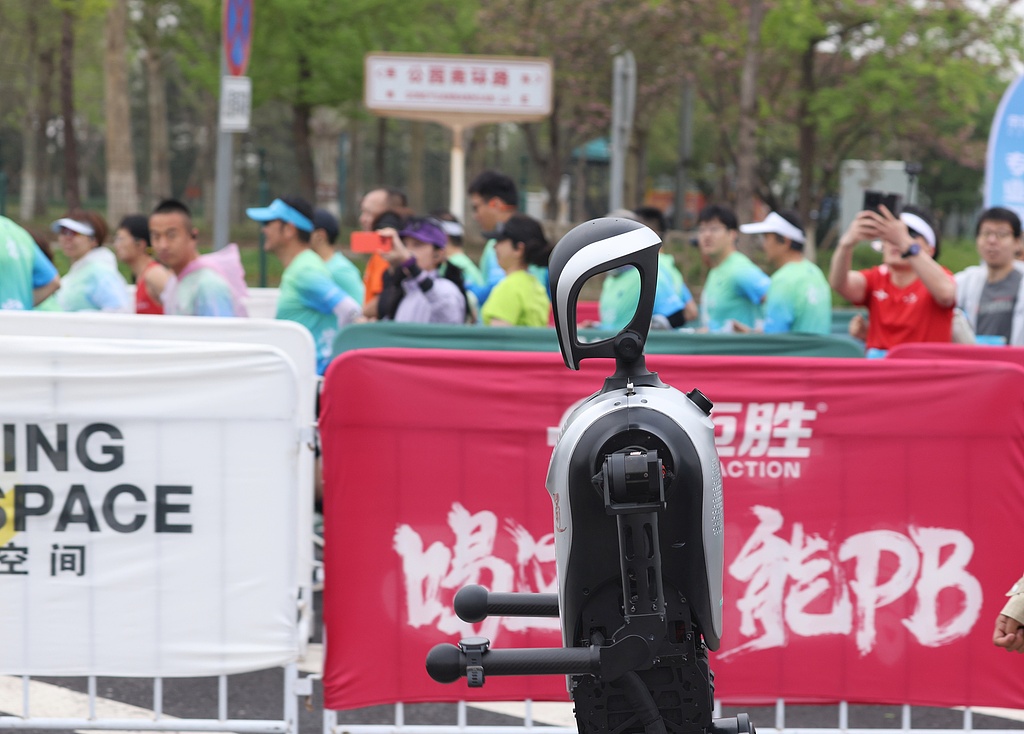The world's first humanoid robot half-marathon kicks off in Beijing, April 18, 2025. /VCG