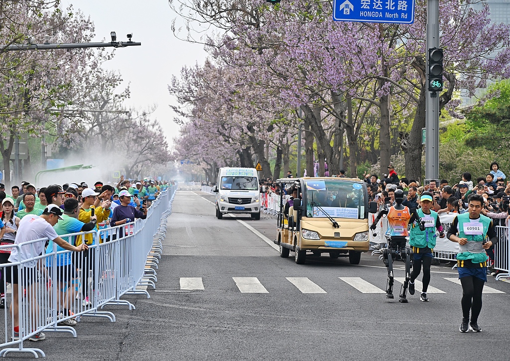 The world's first humanoid robot half-marathon kicks off in Beijing, April 18, 2025. /VCG