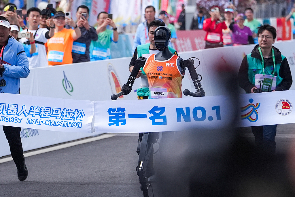 The world's first humanoid robot half-marathon kicks off in Beijing, April 18, 2025. /VCG