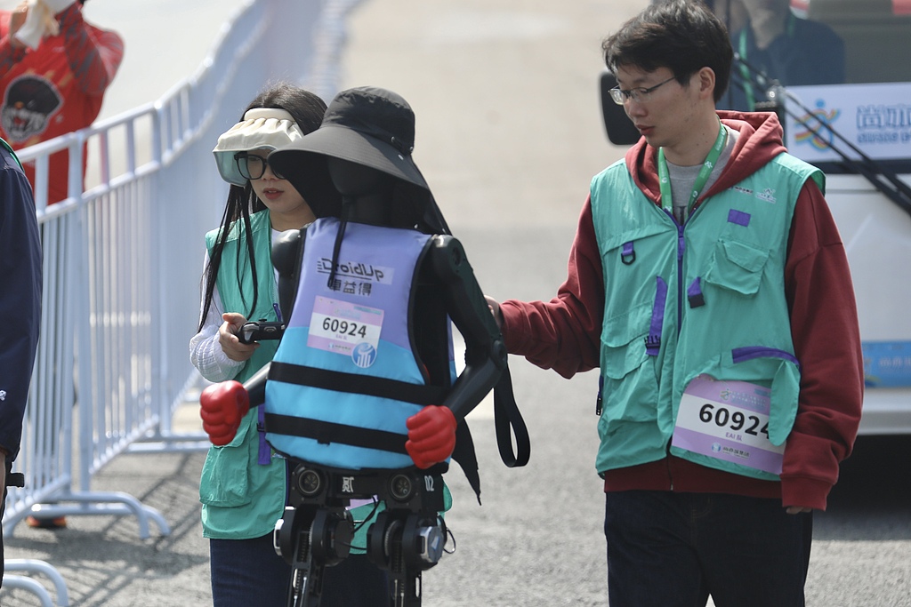The world's first humanoid robot half-marathon kicks off in Beijing, April 18, 2025. /VCG