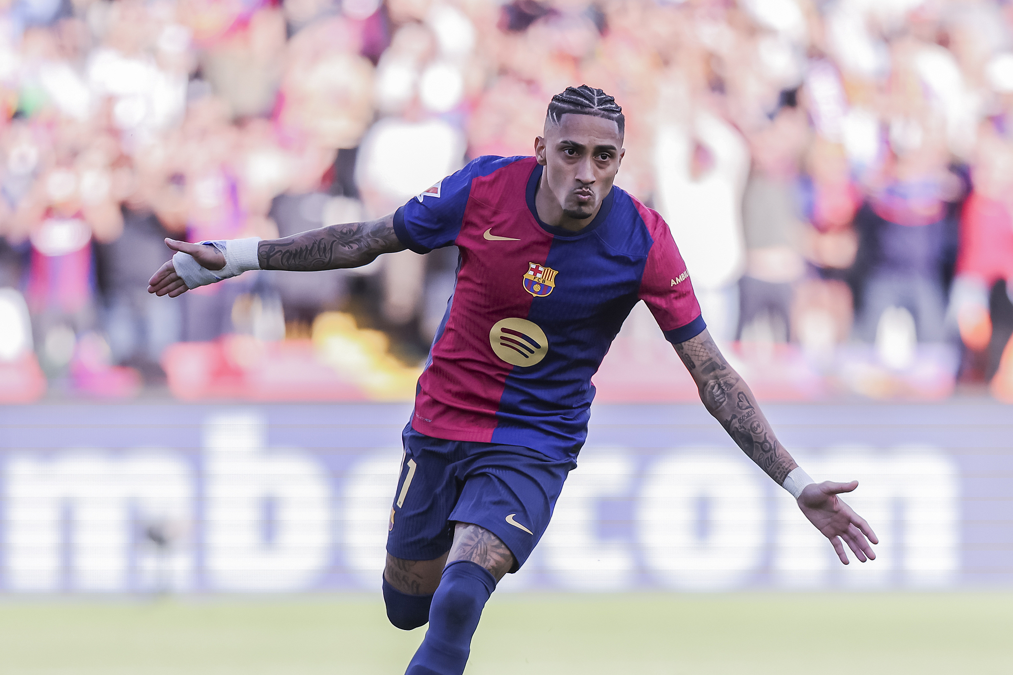 Raphinha of Barcelona celebrates after scoring a goal in the La Liga game against Celta Vigo at at Estadi Olimpic Lluis Companys in Barcelona, Spain, April 19, 2025. /VCG 