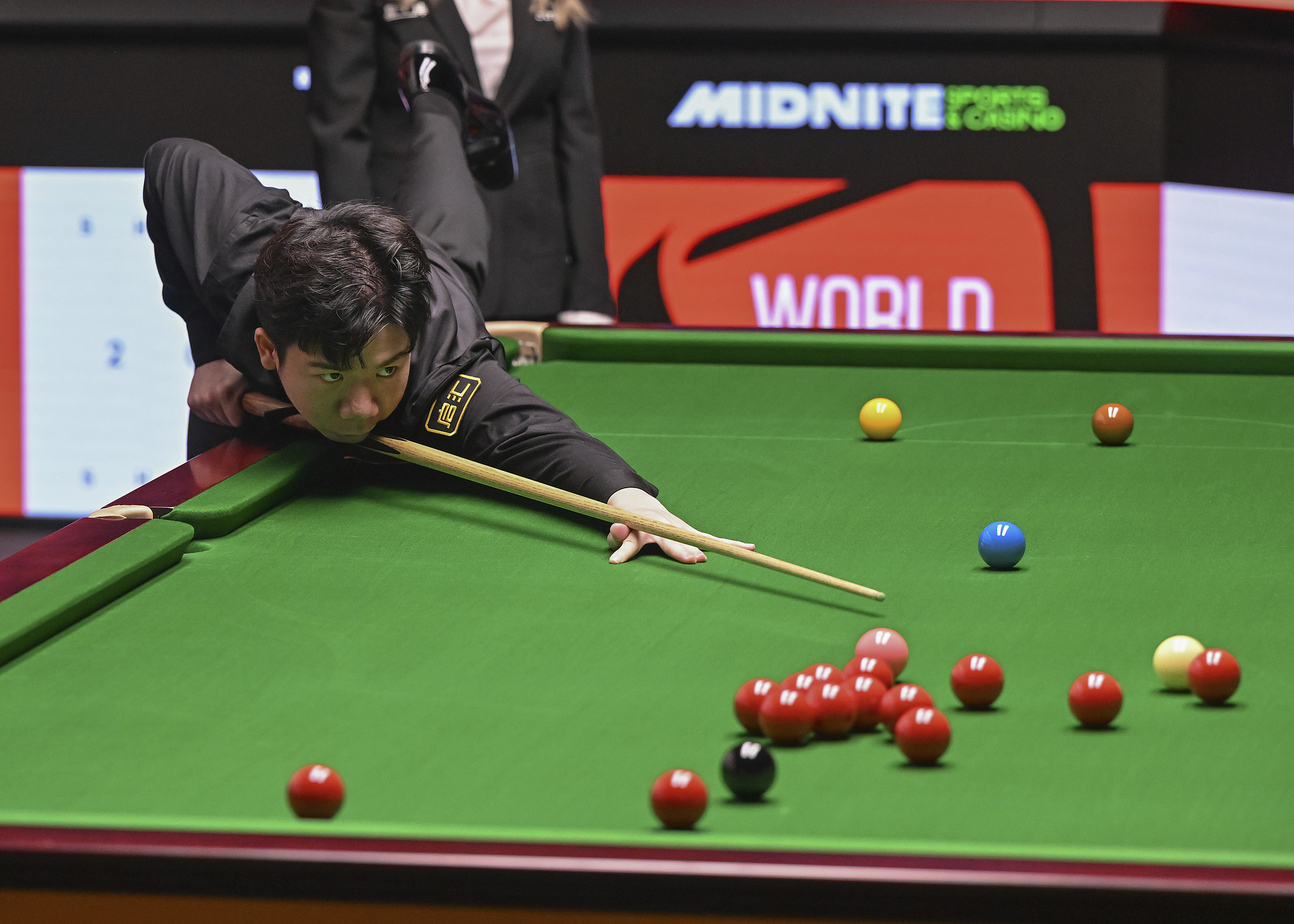 Lei Peifan of China hits a shot in the match against Kyren Wilson of England at the World Snooker Championship in Sheffield, England, April 19, 2025. /VCG