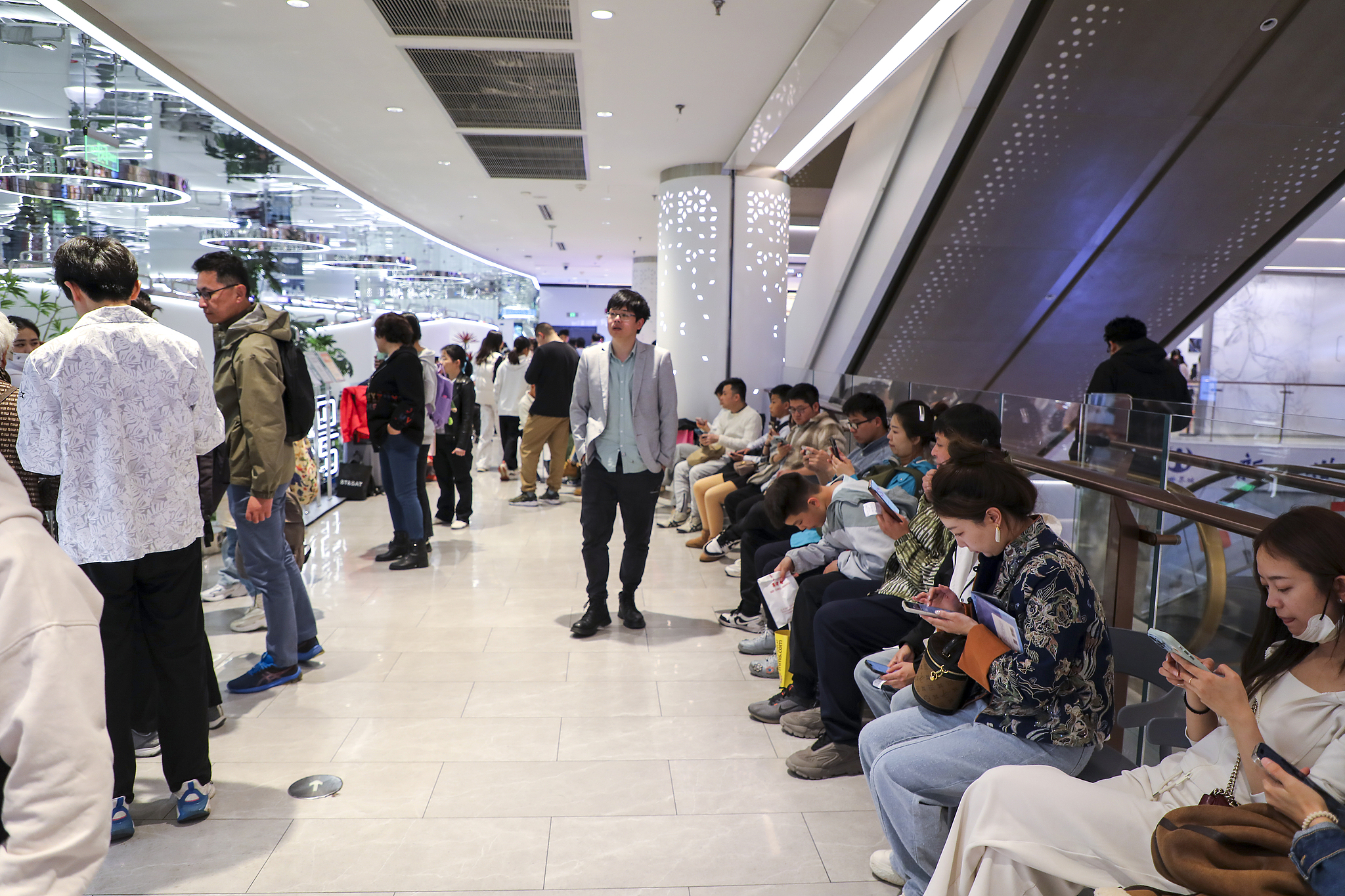 Consumers queue up in a Shanghai shopping mall to grab a bite on April 4, 2025./ VCG