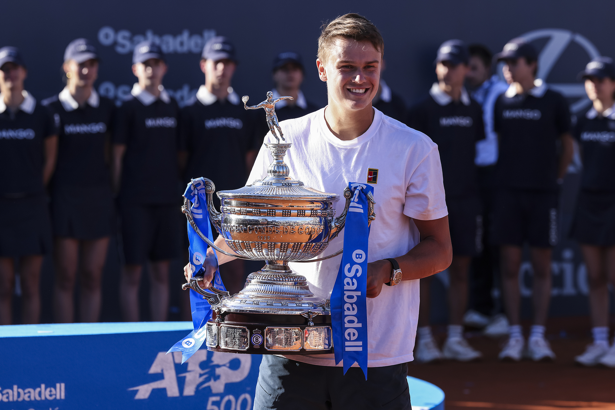 Holger Rune of Denmark wins the men's singles title at the Barcelona Open Banc Sabadell in Barcelona, Spain, April 20, 2025. /VCG